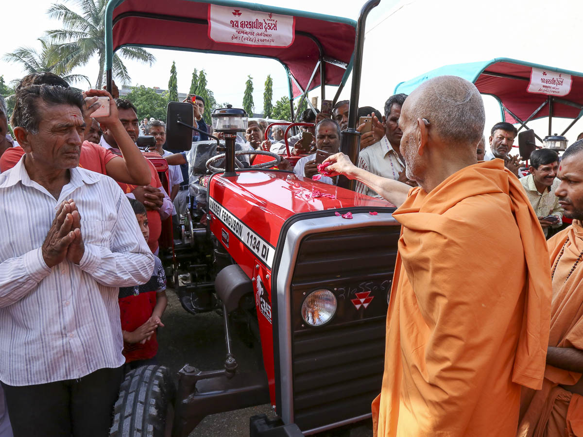 Param Pujya Mahant Swami sanctifies tractors, 23 Oct 2016