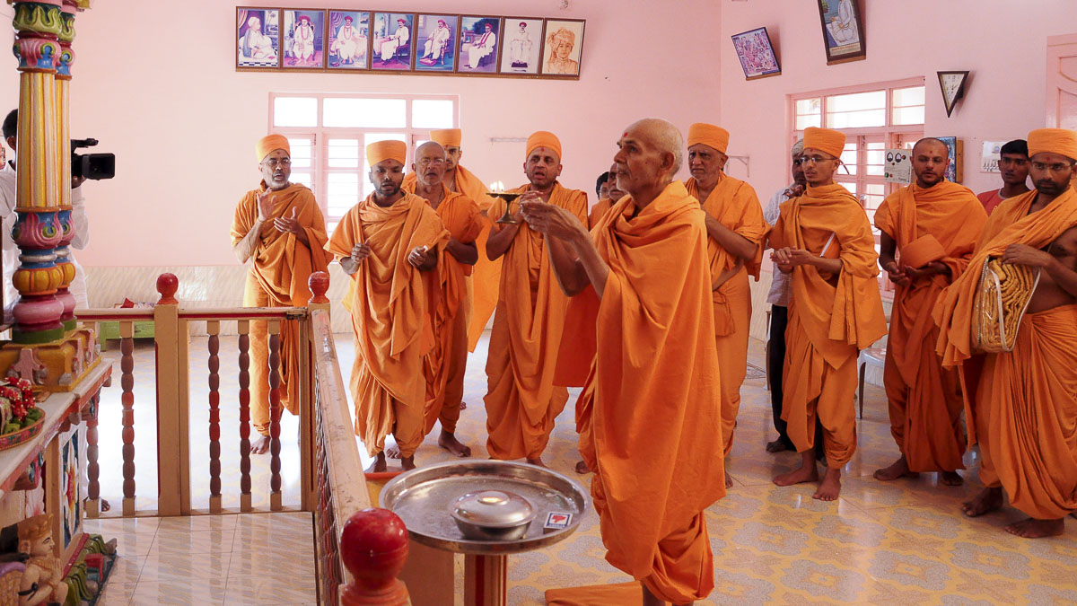 Param Pujya Mahant Swami performs arti at the old Swaminarayan Mandir, 23 Oct 2016