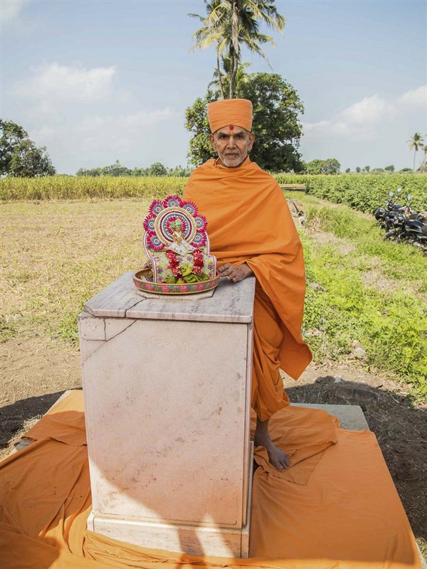 Param Pujya Mahant Swami visits a memorial shrine on the way to River Und, 23 Oct 2016