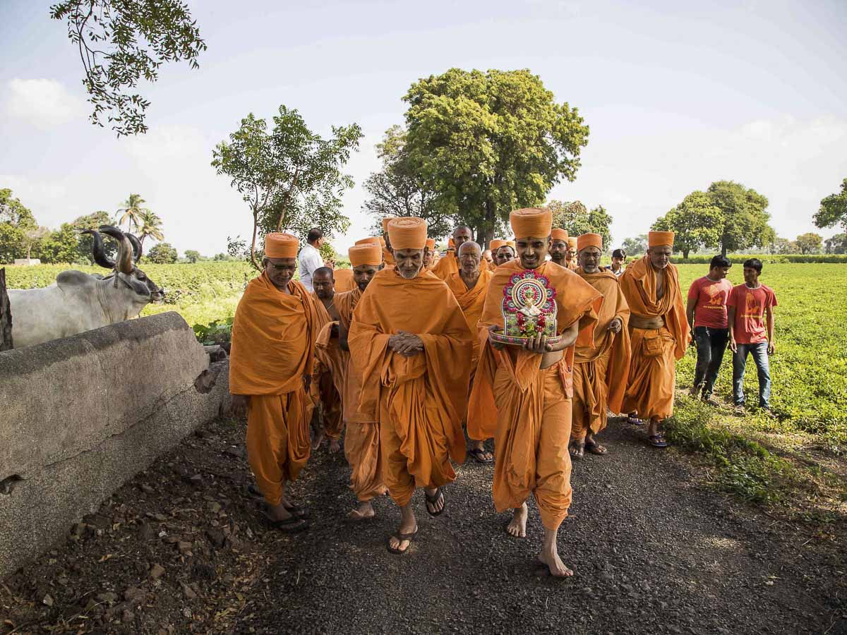 Param Pujya Mahant Swami on his way to the River Und, 23 Oct 2016