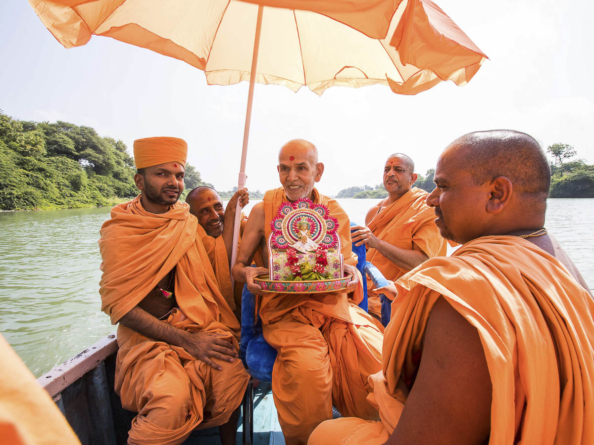 Param Pujya Mahant Swami with Shri Harikrishna Maharaj in the River Und, 23 Oct 2016