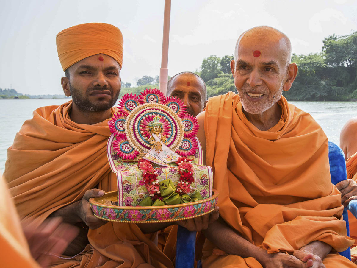 Param Pujya Mahant Swami with Shri Harikrishna Maharaj in the River Und, 23 Oct 2016
