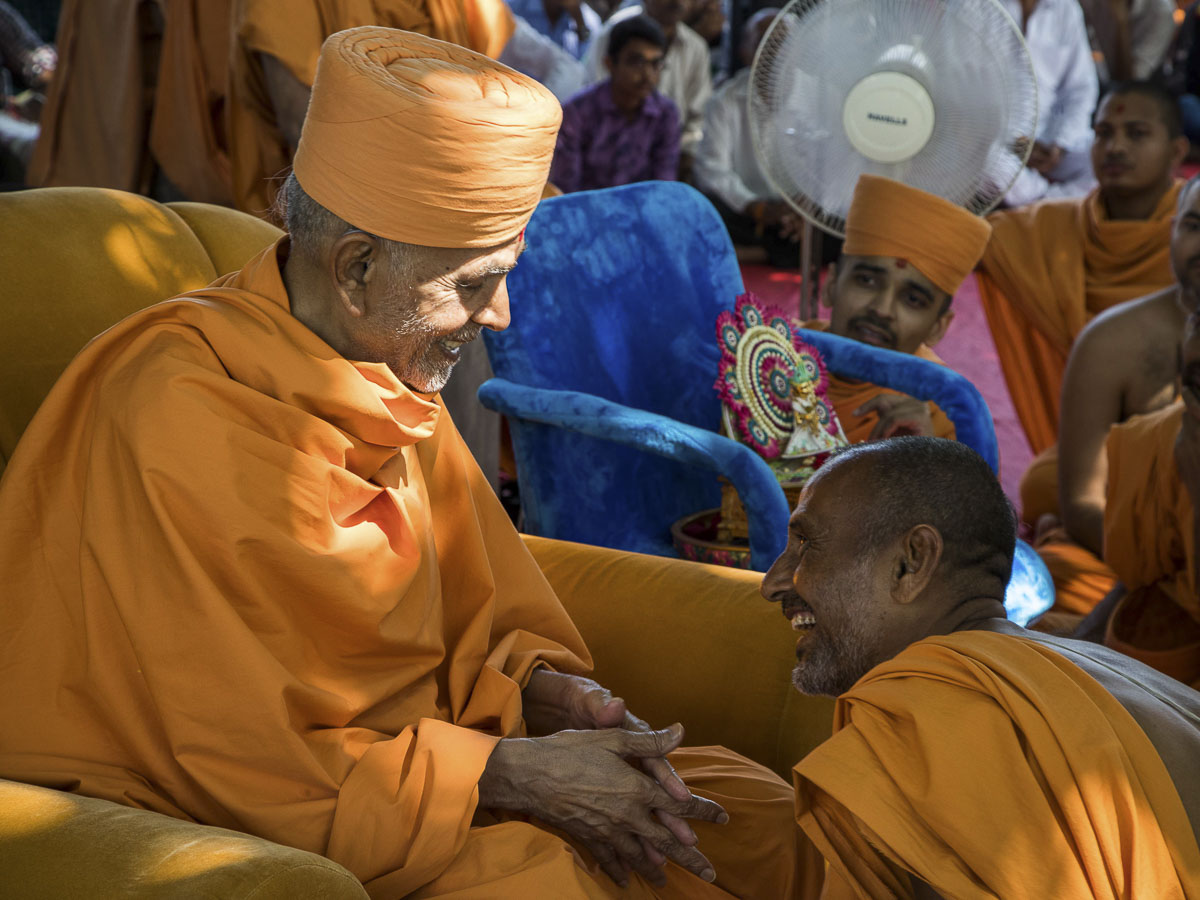 Param Pujya Mahant Swami blesses Dharmakuvar Swami, 23 Oct 2016