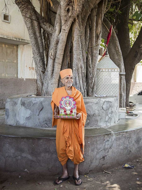 Param Pujya Mahant Swami at sanctified spot in the village, 23 Oct 2016