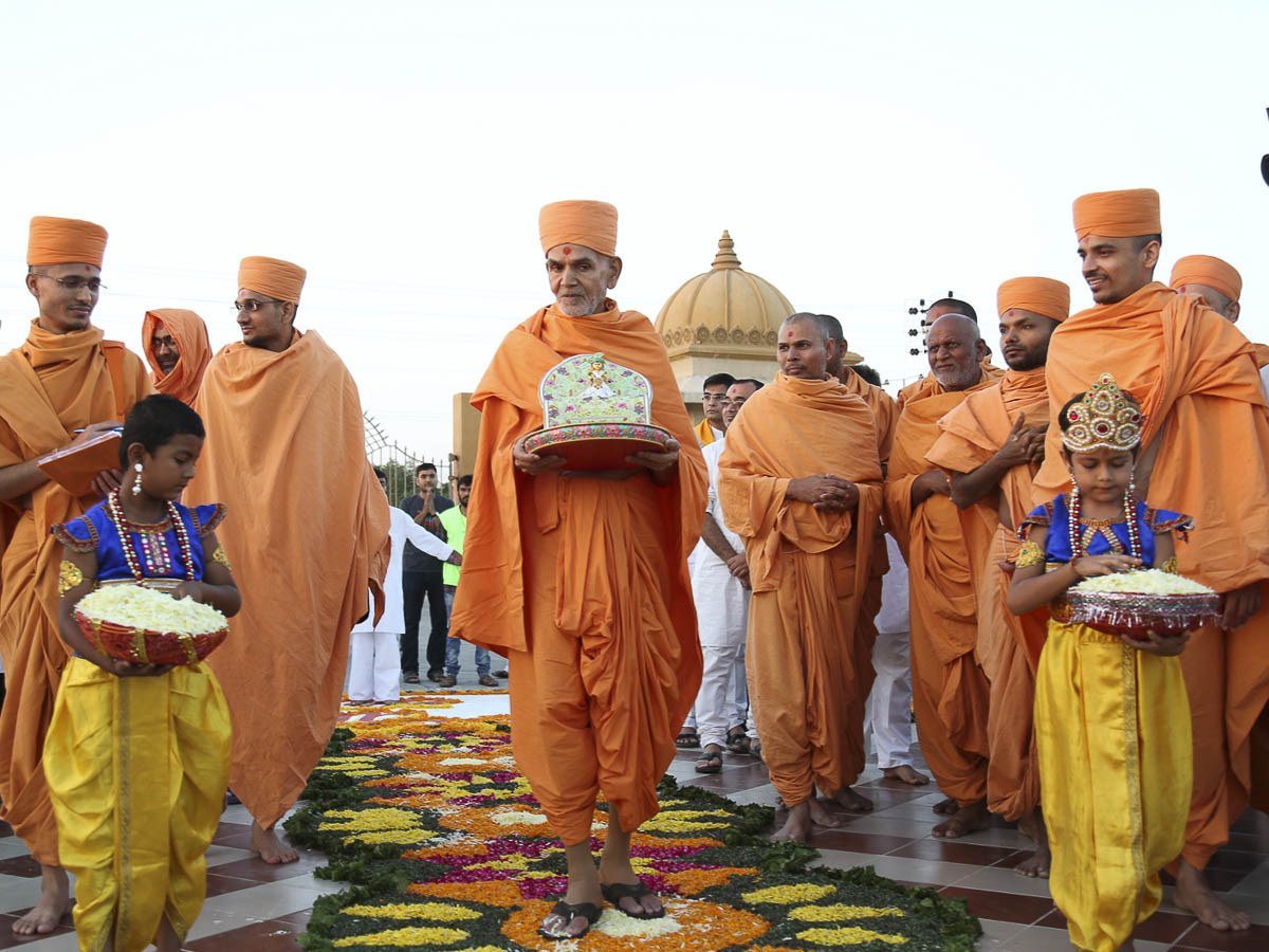 Param Pujya Mahant Swami arrives at BAPS Shri Swaminarayan Mandir,  Jamnagar, 23 Oct 2016