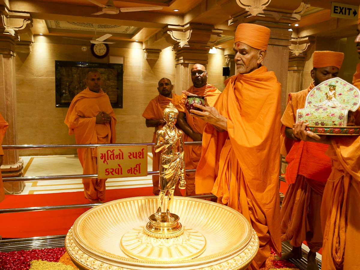 Param Pujya Mahant Swami performs abhishek of Shri Nilkanth Varni, 23 Oct 2016