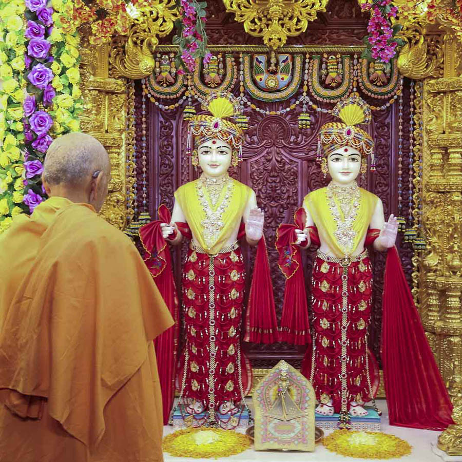 Param Pujya Mahant Swami engrossed in Thakorji's darshan, 23 Oct 2016
