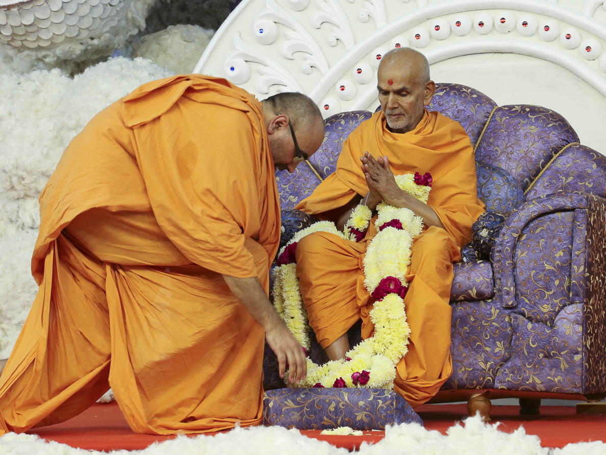 Dharmanidhi Swami welcomes Param Pujya Mahant Swami with a garland, 23 Oct 2016