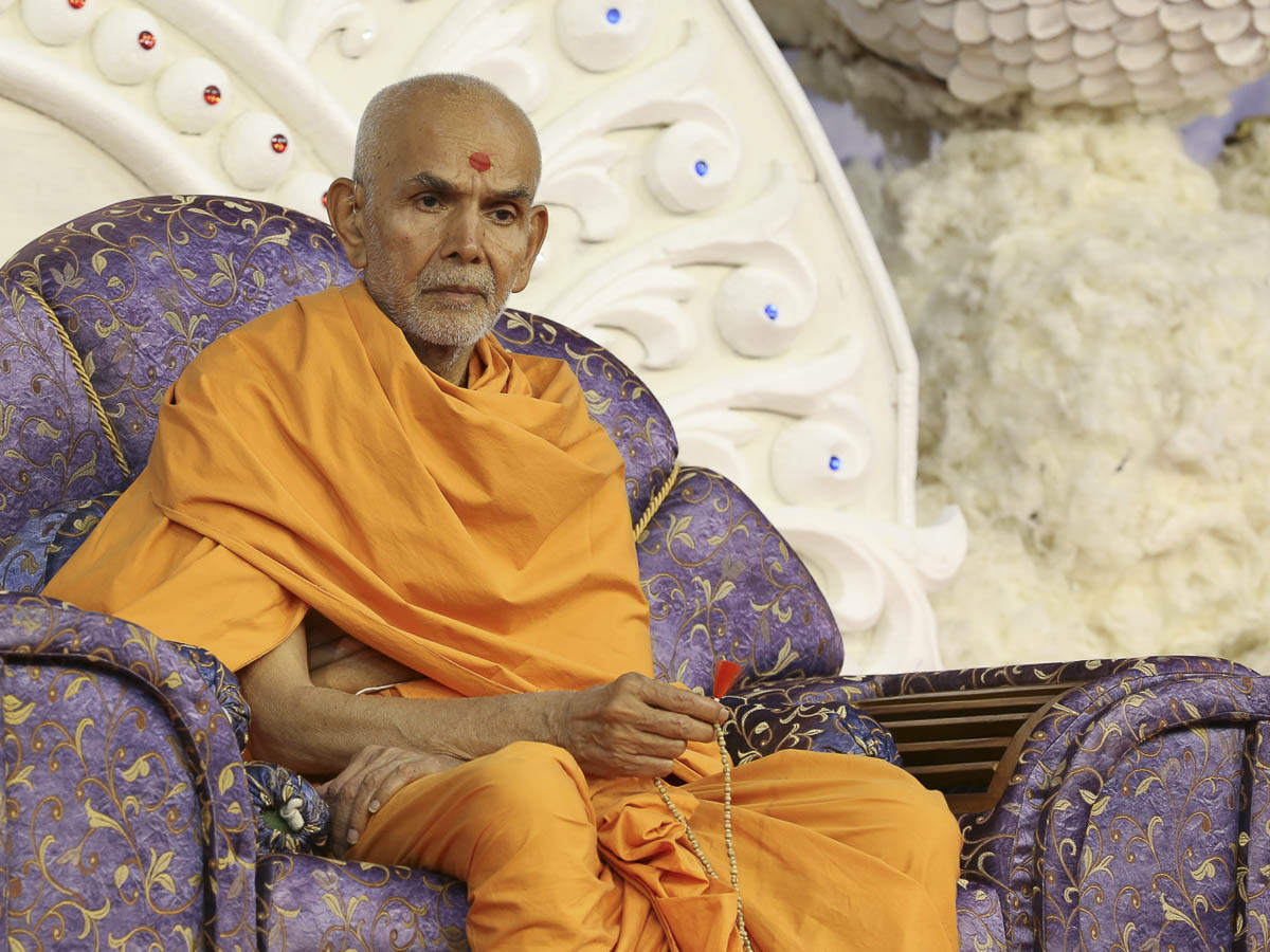 Param Pujya Mahant Swami doing mala, 23 Oct 2016