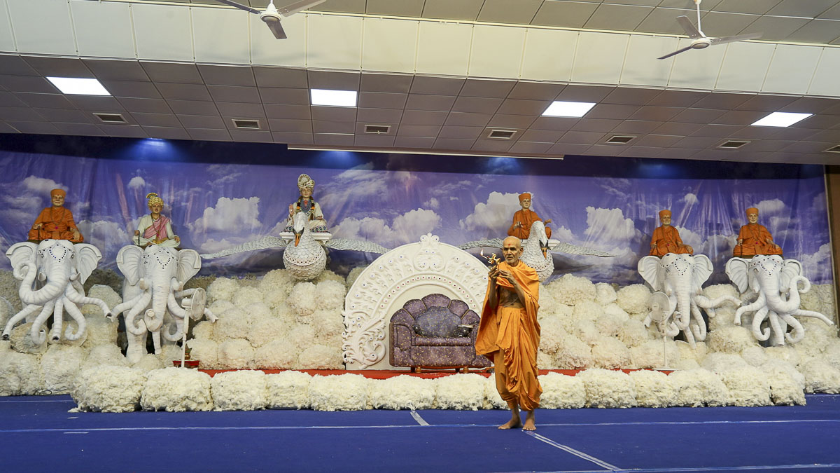 Param Pujya Mahant Swami performs arti, 23 Oct 2016
