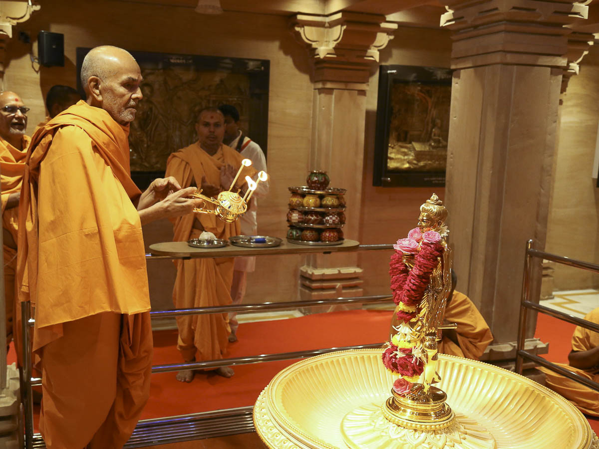 Param Pujya Mahant Swami performs arti of Shri Nilkanth Varni abhishek murti, 24 Oct 2016