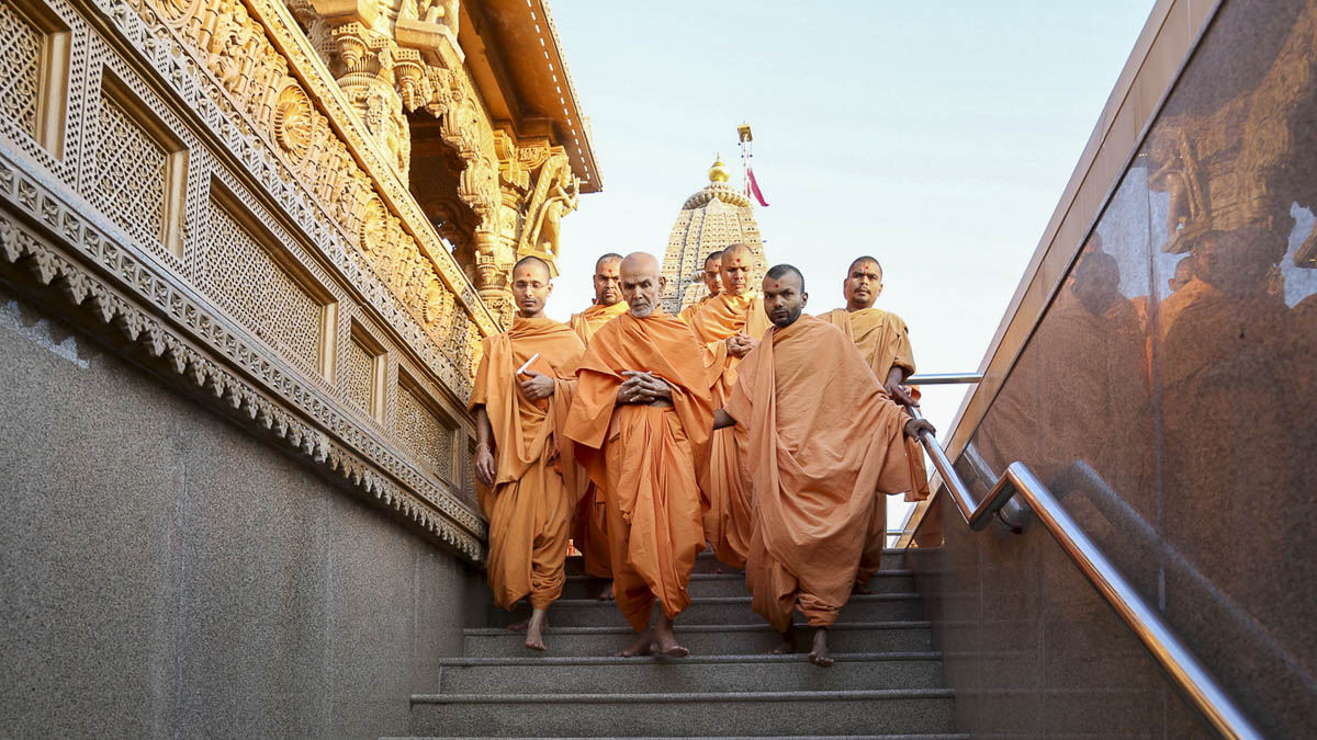 Param Pujya Mahant Swami after darshan of Thakorji, 24 Oct 2016