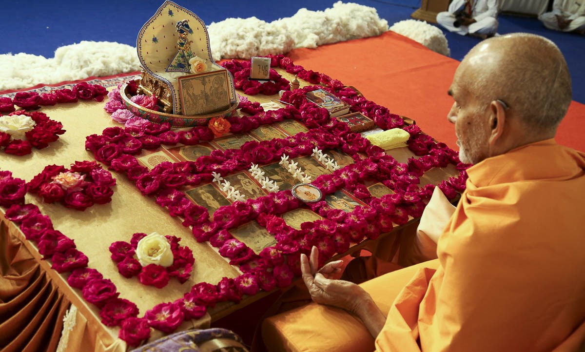 Param Pujya Mahant Swami performs his morning puja, 24 Oct 2016