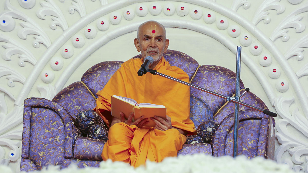 Param Pujya Mahant Swami blesses the morning satsang assembly, 24 Oct 2016