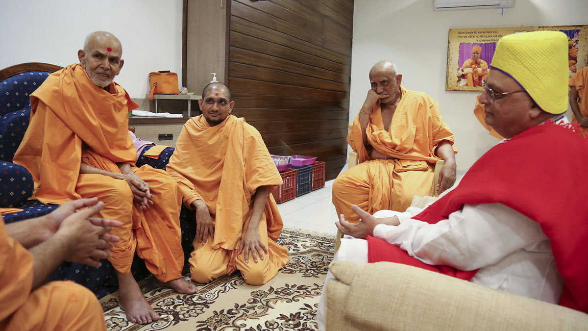 Pujya Devprasadji Maharaj of Anandabawa Ashram, Jamnagar, meets Param Pujya Mahant Swami Maharaj, 24 Oct 2016