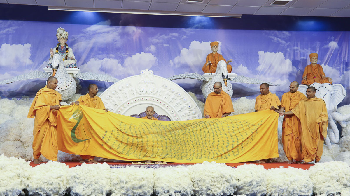 Sadhus honor Param Pujya Mahant Swami with a shawl, 24 Oct 2016