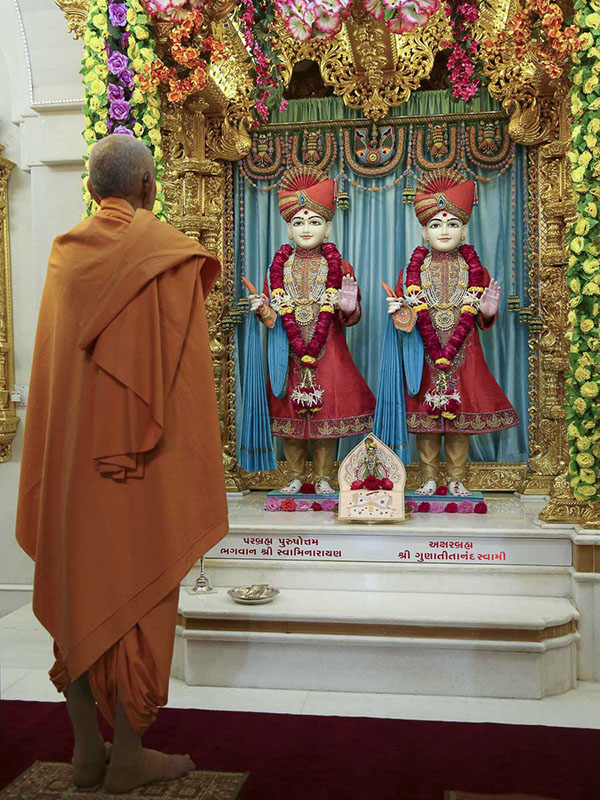 Param Pujya Mahant Swami performs arti, 25 Oct 2016