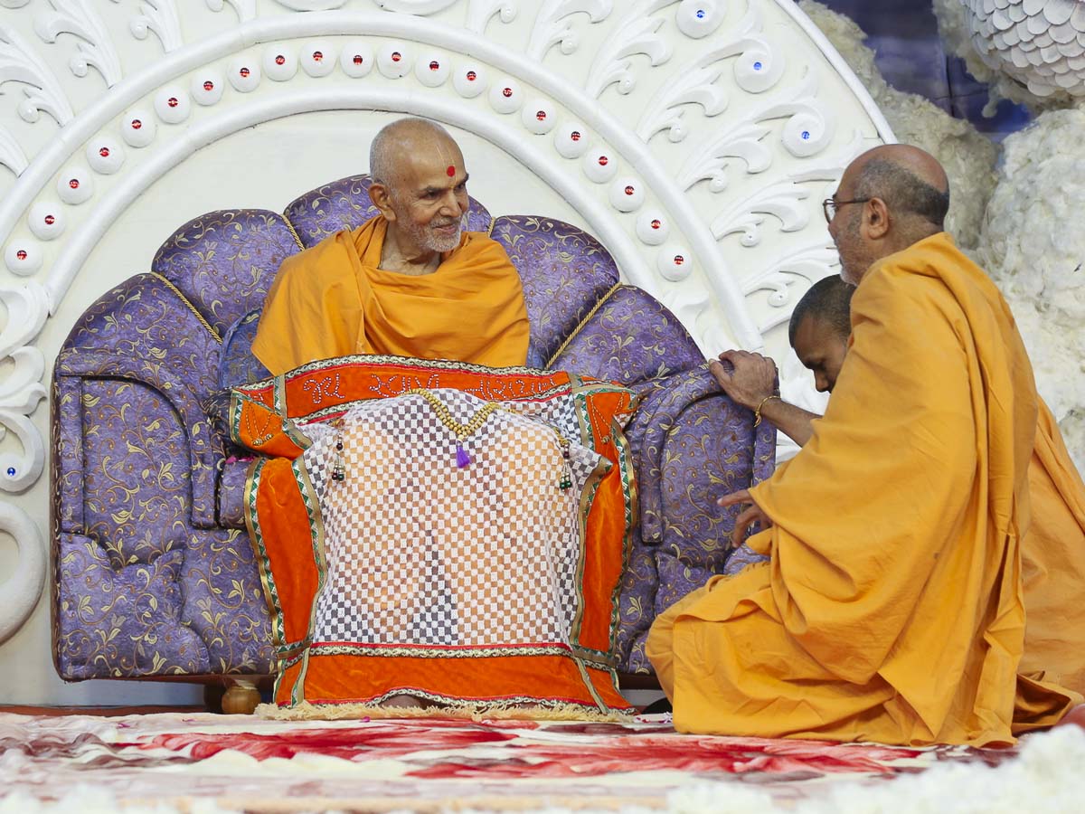 Sadhus honor Param Pujya Mahant Swami with a shawl, 25 Oct 2016
