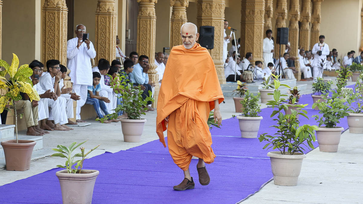 Param Pujya Mahant Swami during his evening walk, 25 Oct 2016