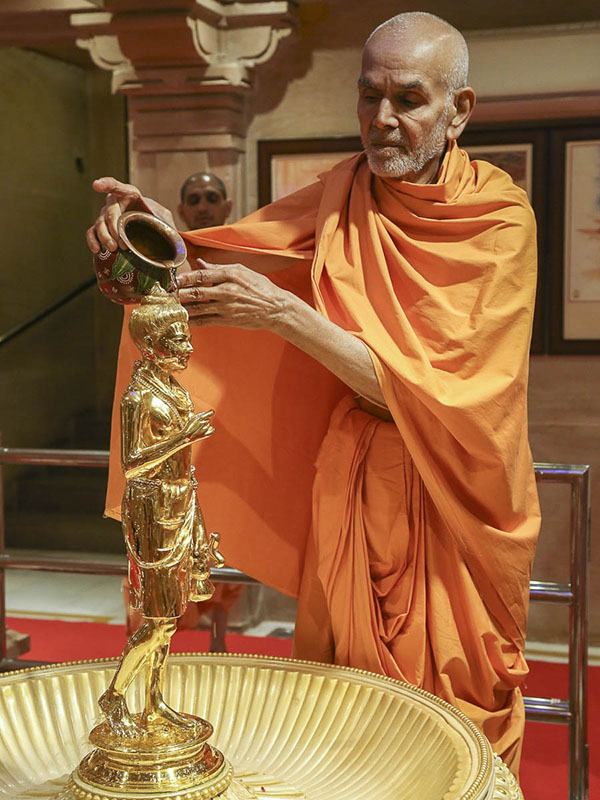 Param Pujya Mahant Swami performs abhishek of Shri Nilkanth Varni, 26 Oct 2016