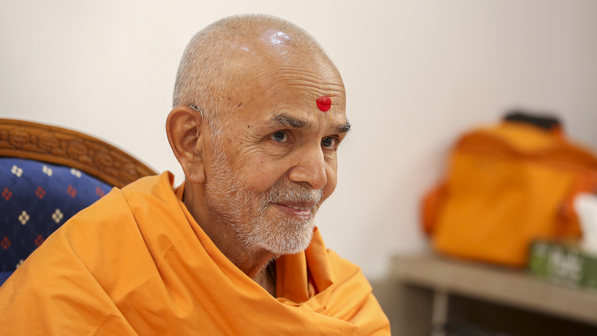 Param Pujya Mahant Swami in a divine, jovial mood, 26 Oct 2016