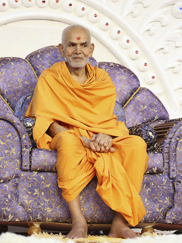 Param Pujya Mahant Swami during the evening satsang assembly, 26 Oct 2016
