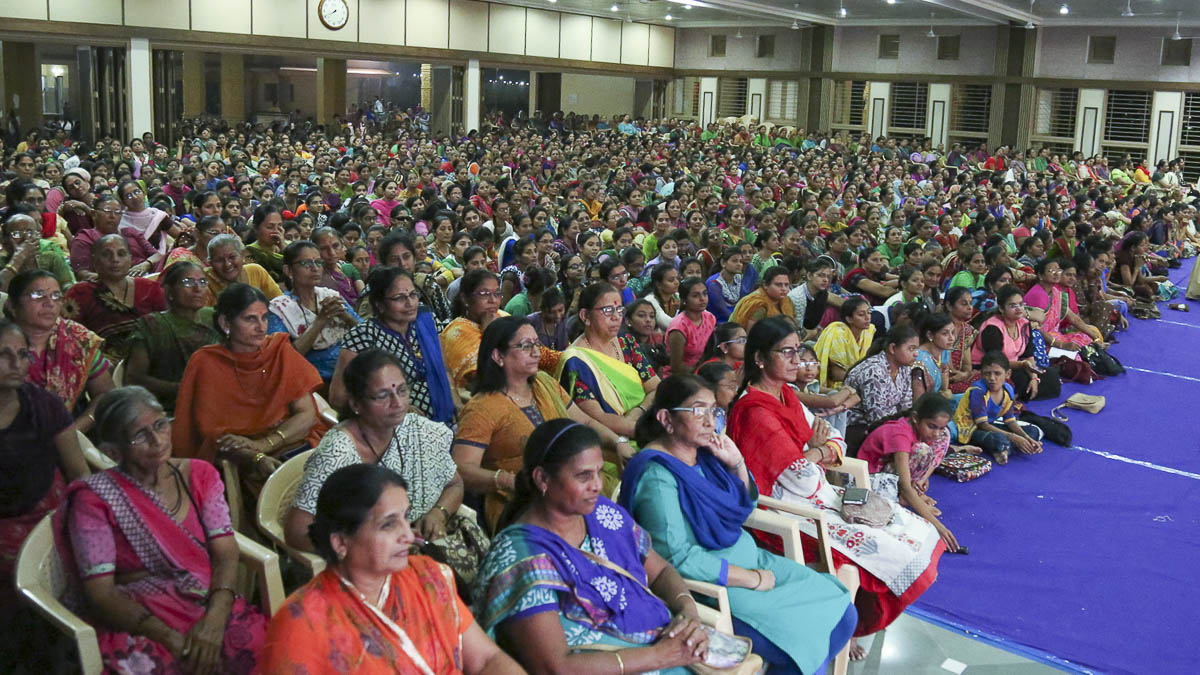 Devotees during the evening satsang assembly, 26 Oct 2016