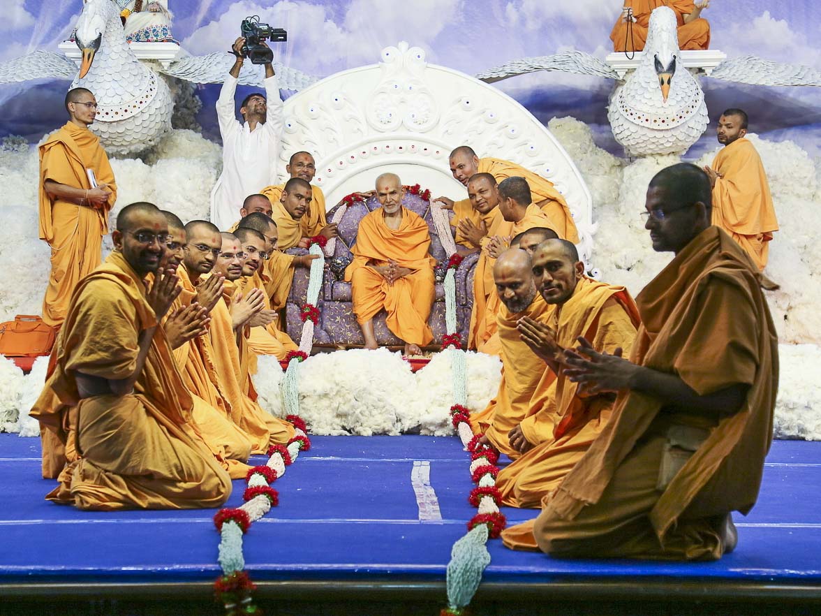 Sadhus honor Param Pujya Mahant Swami with a garland, 26 Oct 2016