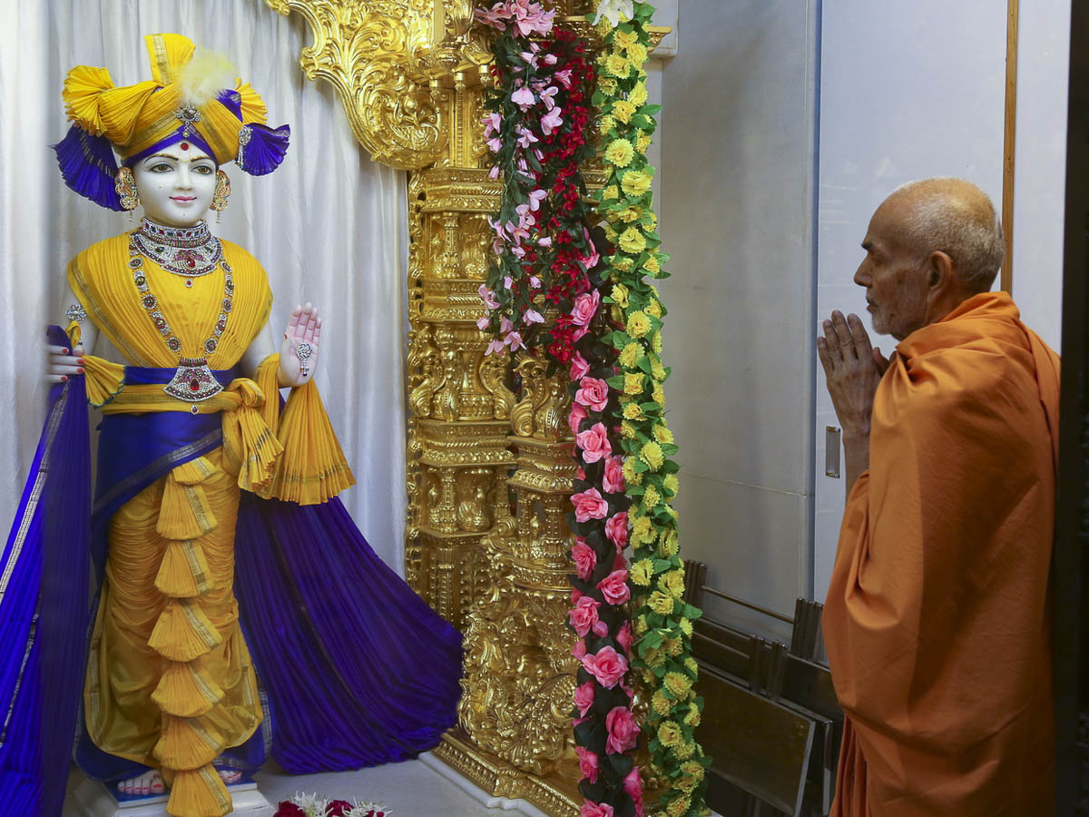 Param Pujya Mahant Swami engrossed in darshan of Thakorji, 27 Oct 2016