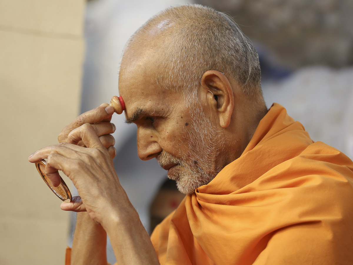 Param Pujya Mahant Swami performs his morning puja, 27 Oct 2016