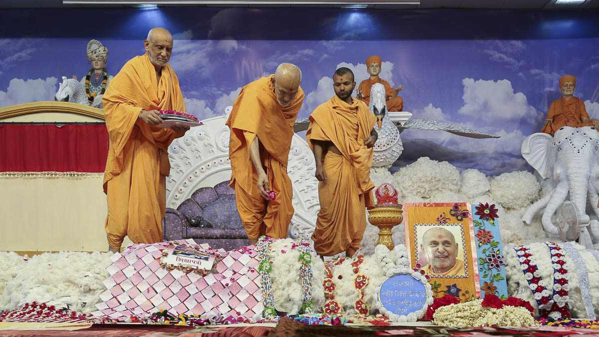 Param Pujya Mahant Swami sanctifies garlands and shawls, 27 Oct 2016
