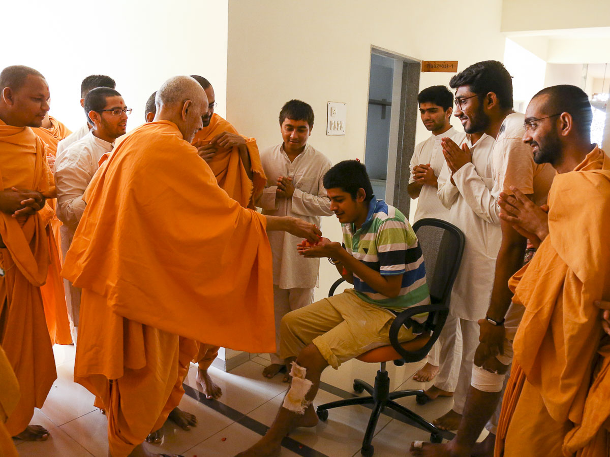 Param Pujya Mahant Swami blesses an ailing youth, 27 Oct 2016