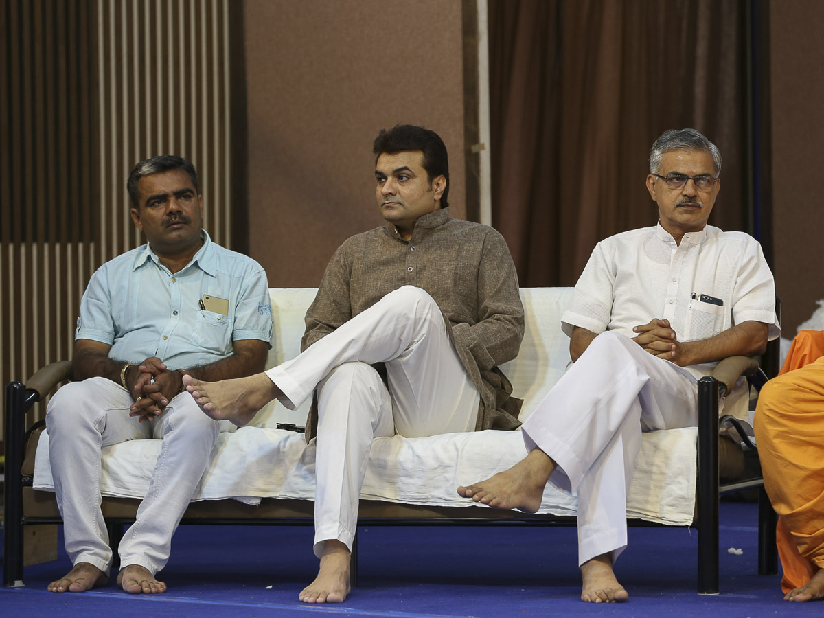 Dignitaries in the evening satsang assembly, 27 Oct 2016