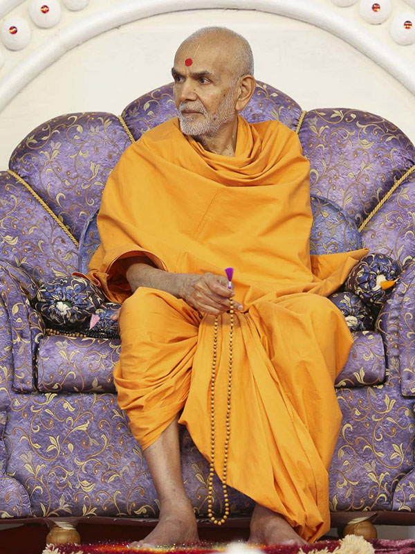 Param Pujya Mahant Swami during the evening satsang assembly, 27 Oct 2016
