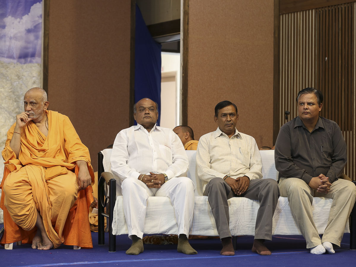 Dignitaries in the evening satsang assembly, 27 Oct 2016
