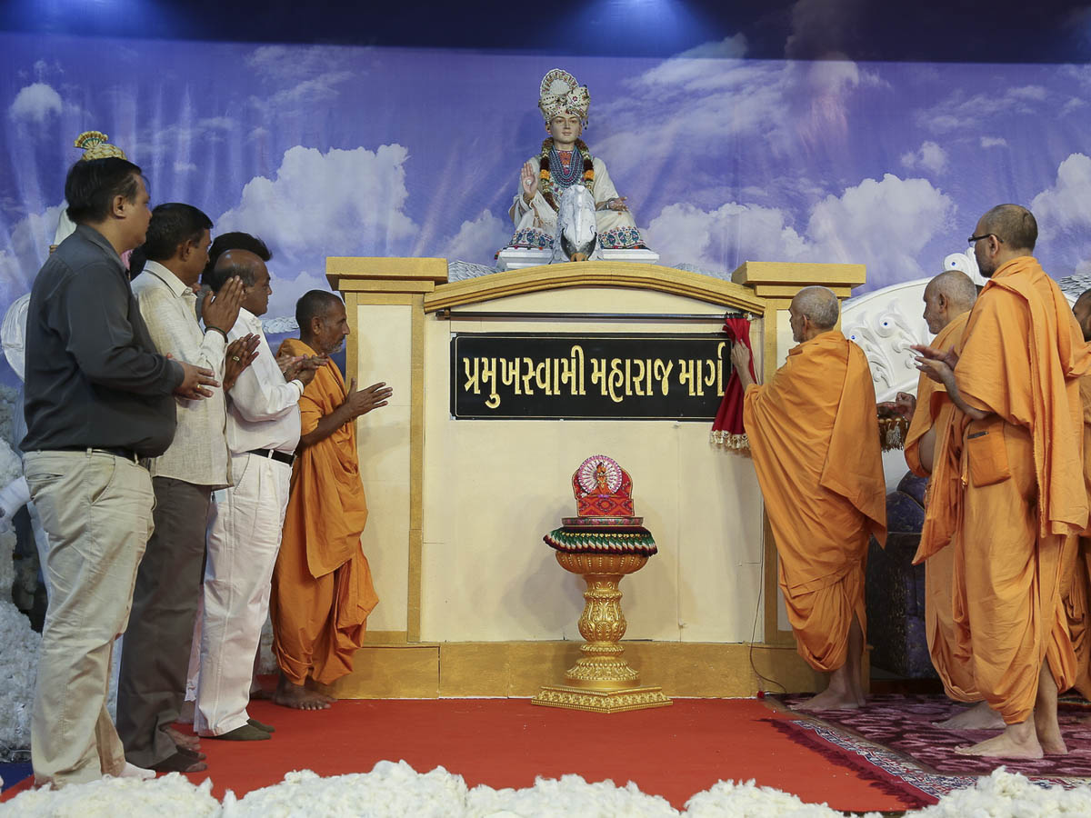Param Pujya Mahant Swami sanctifies the signboard for 'Pramukh Swami Maharaj Marg', 27 Oct 2016
