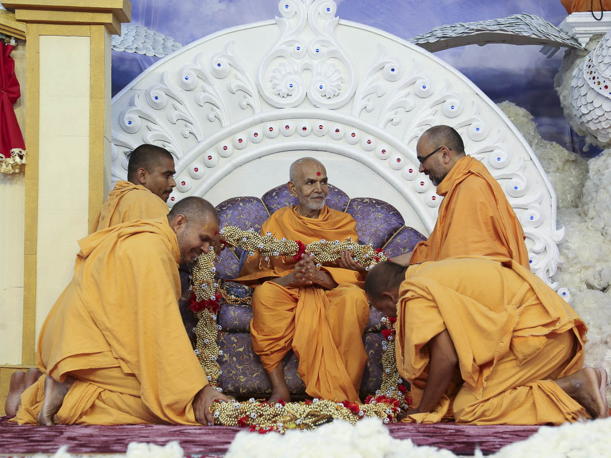 Sadhus honor Param Pujya Mahant Swami with a garland, 27 Oct 2016