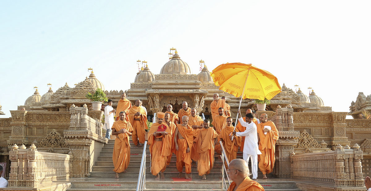 Param Pujya Mahant Swami departs from Jamnagar, 27 Oct 2016