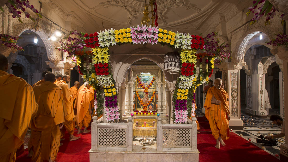 Param Pujya Mahant Swami performs pradakshina in the Akshar Deri