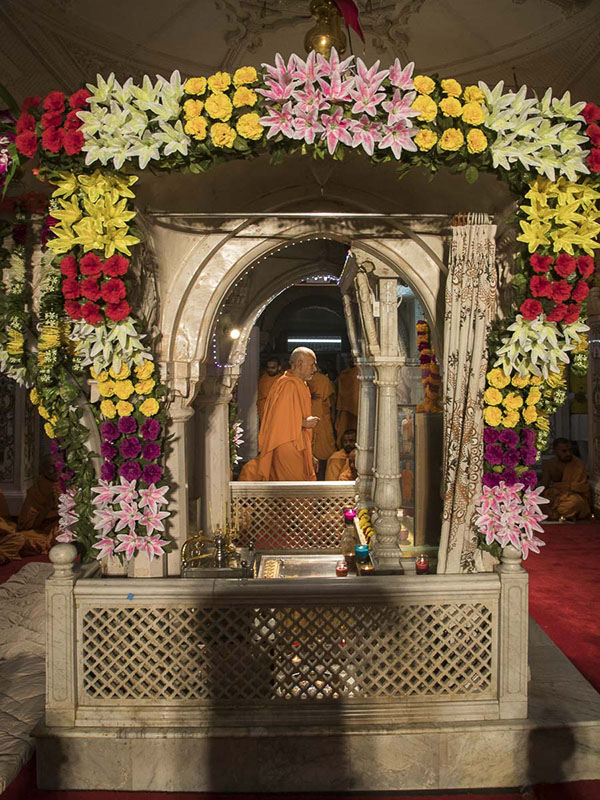 Param Pujya Mahant Swami performs pradakshina in the Akshar Deri