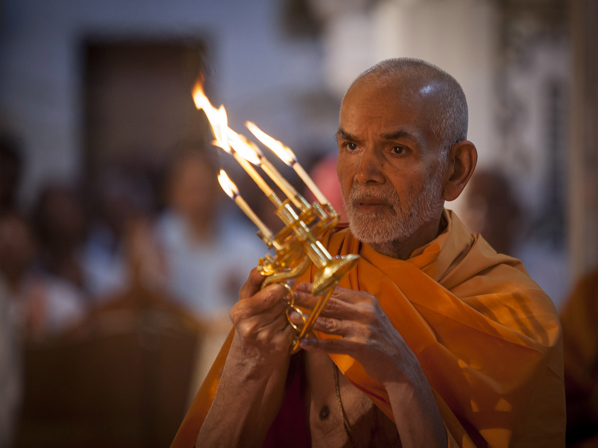 Param Pujya Mahant Swami performs arti