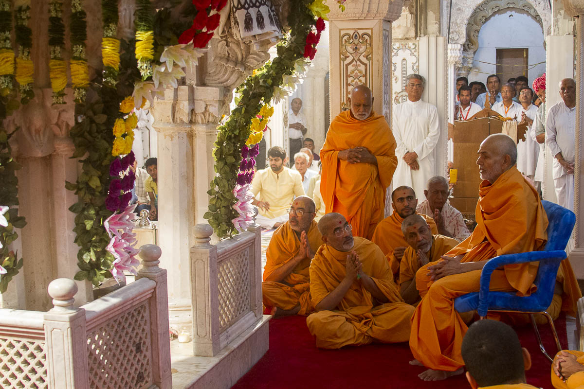 Param Pujya Mahant Swami engrossed in darshan of Thakorji