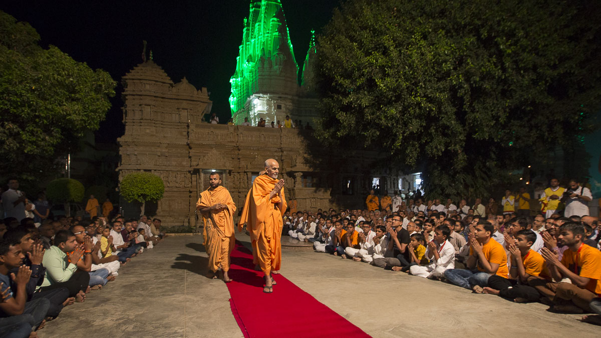 Param Pujya Mahant Swami greets devotees with 'Jai Swaminarayan'