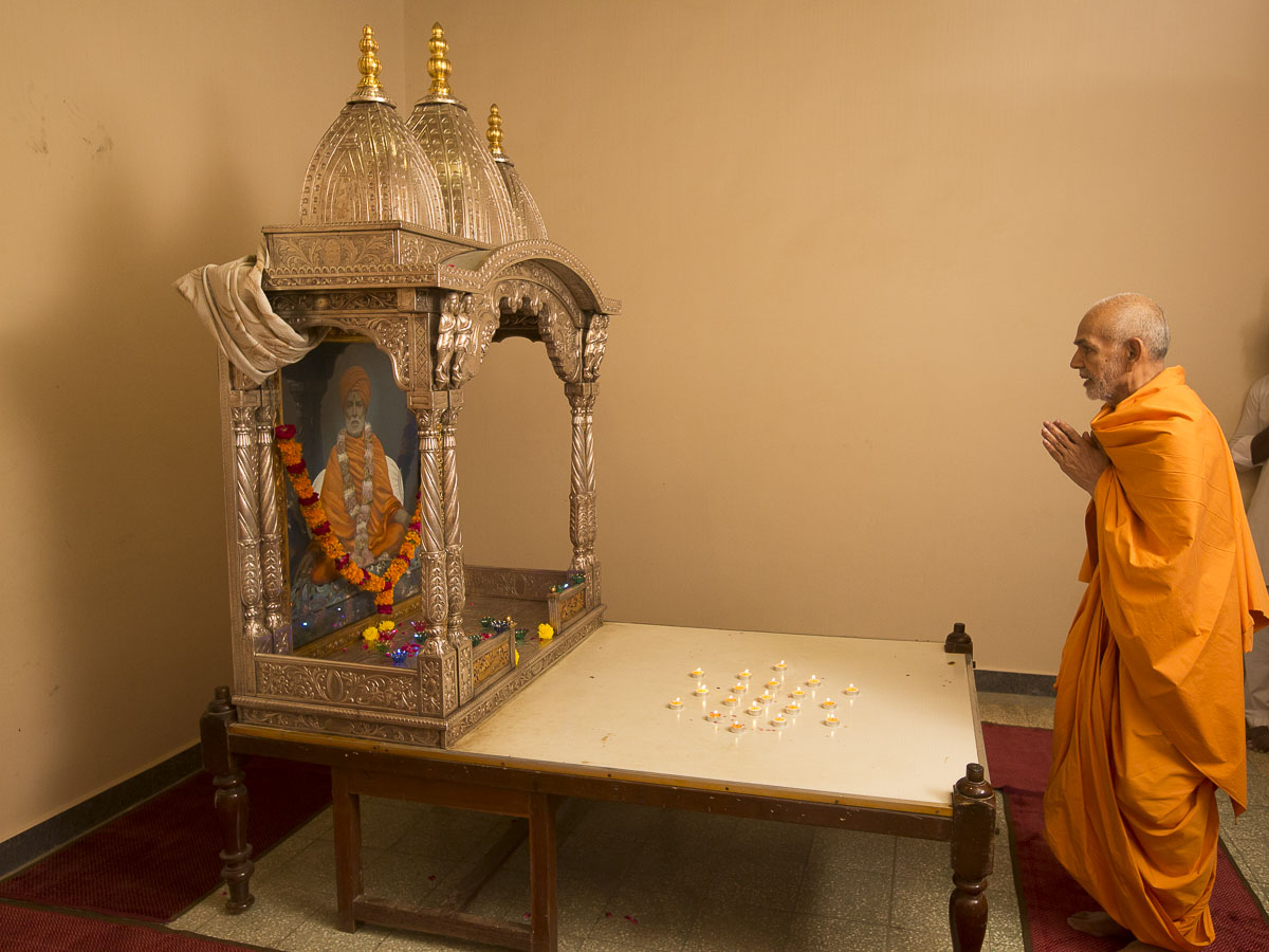 Param Pujya Mahant Swami engrossed in darshan at Brahmaswarup Shastriji Maharaj's room