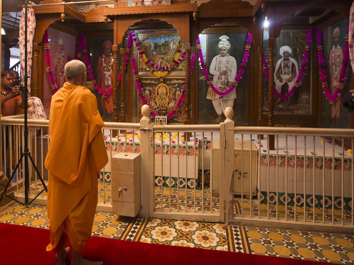 Param Pujya Mahant Swami engrossed in darshan of Thakorji in the Sabha Mandap