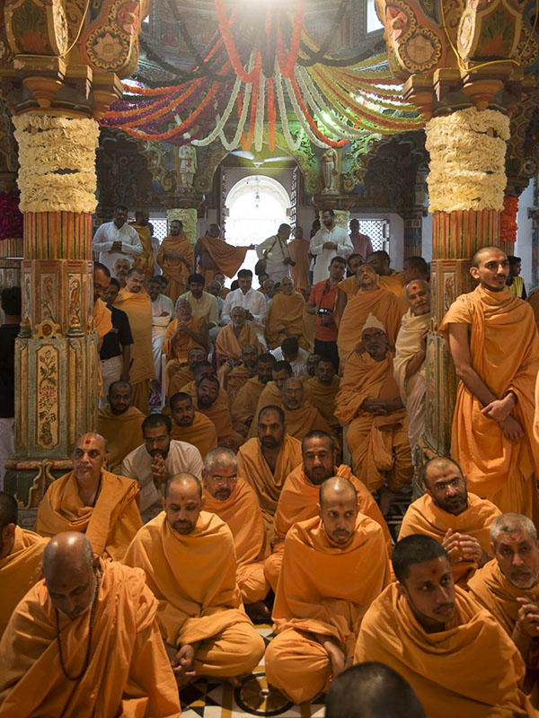 Sadhus and devotees doing Thakorji's darshan