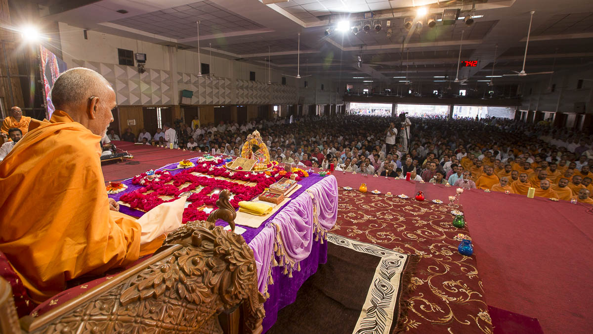 Param Pujya Mahant Swami performs his morning puja