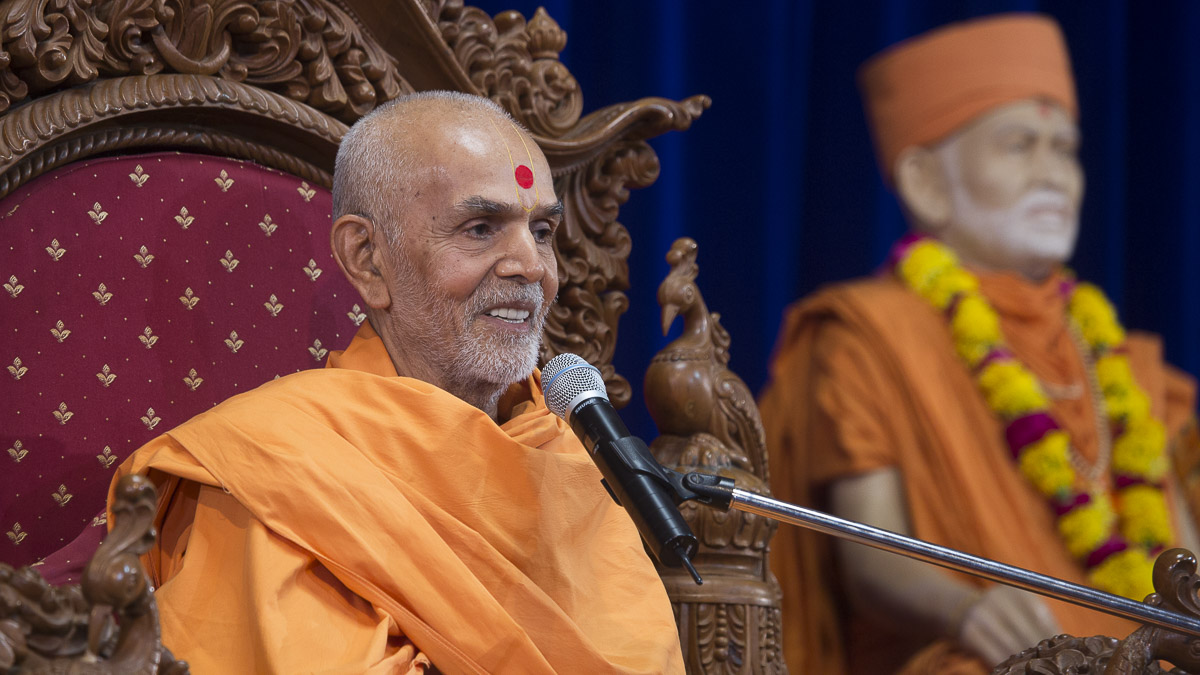 Param Pujya Mahant Swami blesses the morning satsang assembly