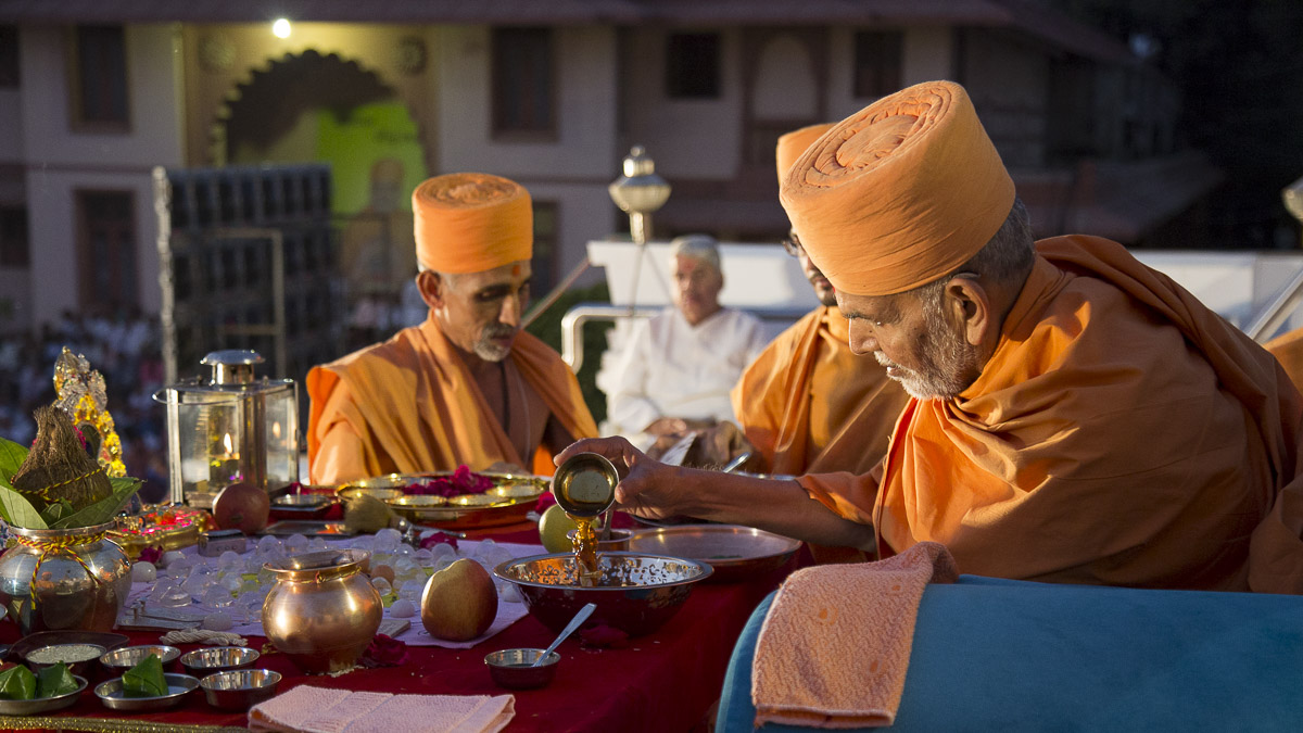 Param Pujya Mahant Swami performs mahapuja rituals