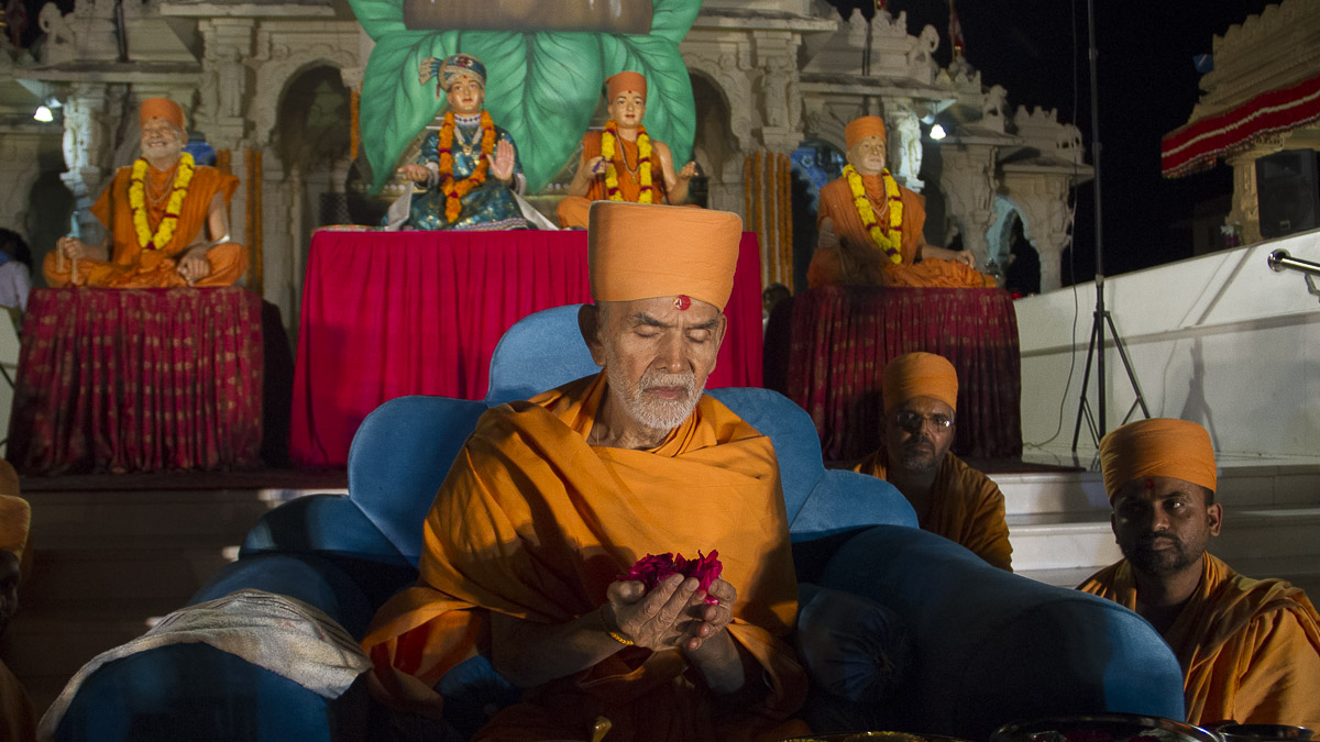 Param Pujya Mahant Swami offers mantra-pushpanjali